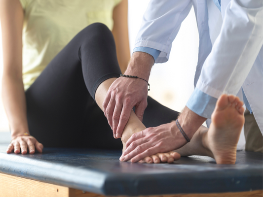 【女性鍼灸師が解説！】温活に効果的な7つの足ツボとは？全身を温めるには足の巡りの改善から。